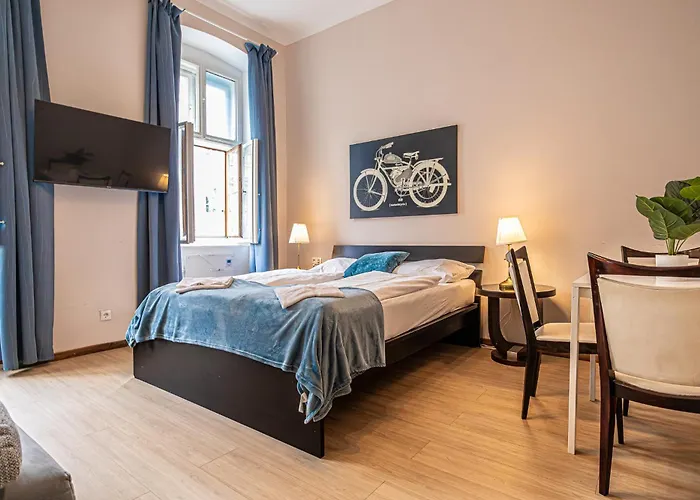 Spacious 3 Adjacent Apartments, Very In شقة