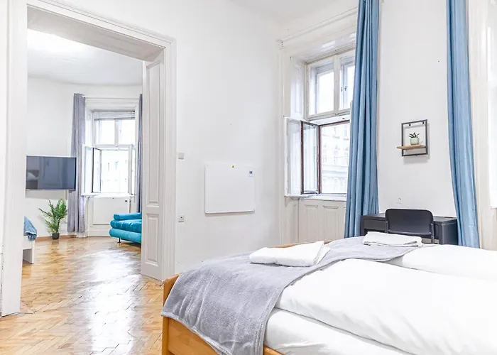 Spacious 3 Adjacent Apartments, Very In شقة *